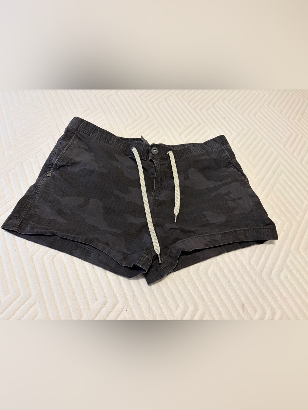 Vuori women’s black camo rip stop shorts size XL